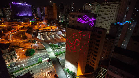 Projeções de tags nos prédios do centro de São Paulo