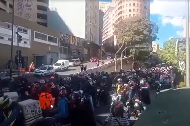 Entregadores protestam na cidade de São Paulo contra supostos exageros em blitze policiais e por maior apoio de empresas de aplicativos