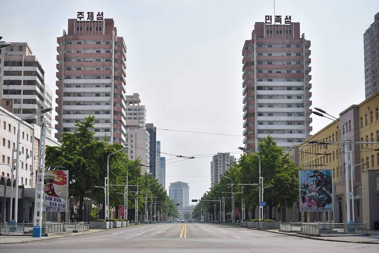 Rua vazia na capital da Coreia do Norte, Pyongyang, enquanto a cidade passa pela imposição de confinamento