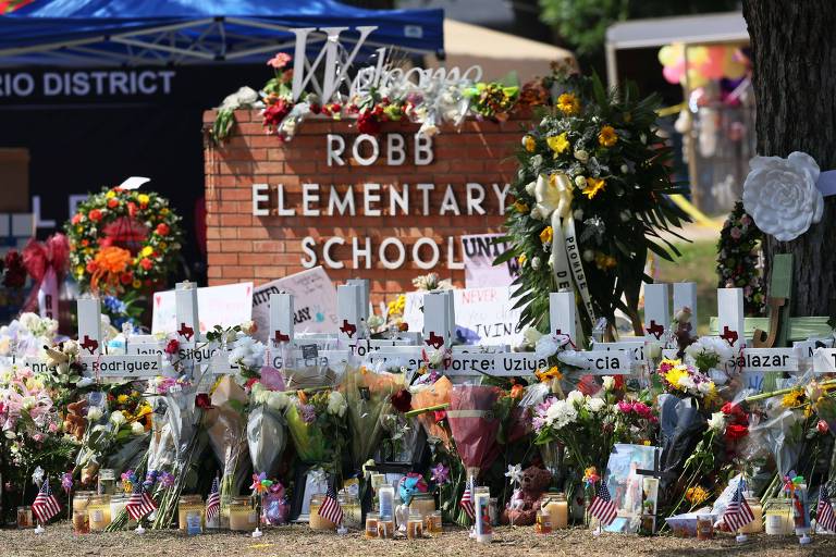 Memorial em homenagem às vítimas de massacre a tiros em frente à escola de ensino fundamental Robb, em Uvalde, no Texas
