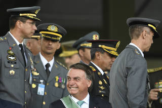 Bolsonaro participa das comemorações em alusão ao Dia do Exército