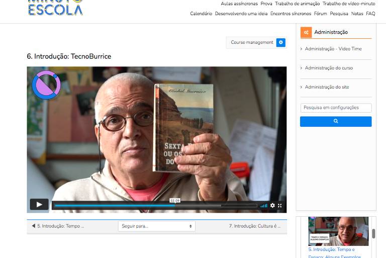 Marcelo Massagão, criador do Festival do Minuto, segura livro durante aula virtual em 2022