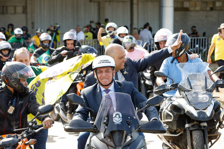 O presidente Jair Bolsonaro durante motociata em Goiânia
