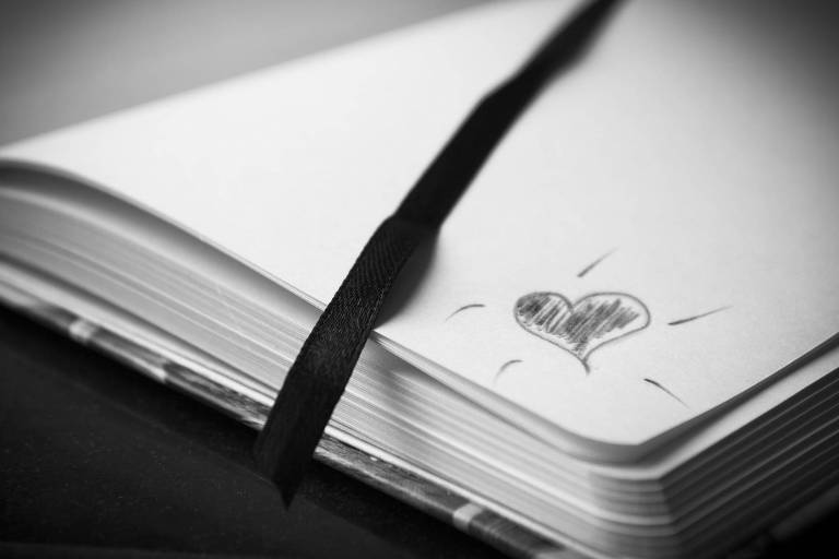 Caderno com um coração desenhado