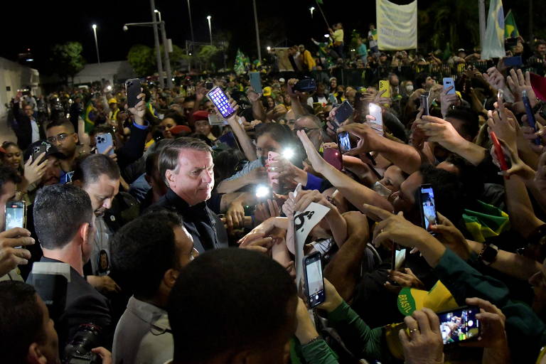 Bolsonaro vai à Festa do Peão com Hang e Tarcísio e usa arena como