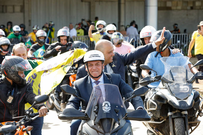 Bolsonaro em motociatas, jeguiata e lanchaciata pelo país