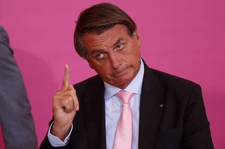 'Há muito, os ministros Alexandre de Moraes e Luís Roberto Barroso, do STF, extrapolam com atos os limites constitucionais. Na próxima semana, levarei ao presidente do Senado, Rodrigo Pacheco, um pedido para que instaure um processo sobre ambos', ameaçou Bolsonaro em agosto de 2021, após a prisão do aliado Roberto Jefferson