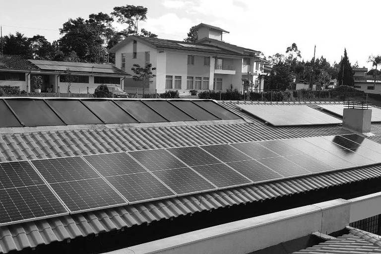 Painéis solares estão se tornando mais comuns dentre brasileiros que procuram como economizar na conta de energia elétrica.