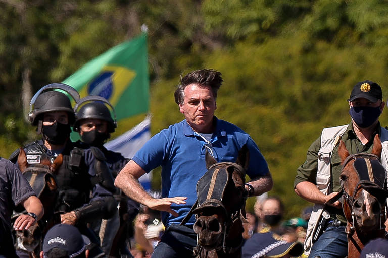 O presidente Jair Bolsonaro em cavalo da PM do DF durante manifestação em apoio ao governo