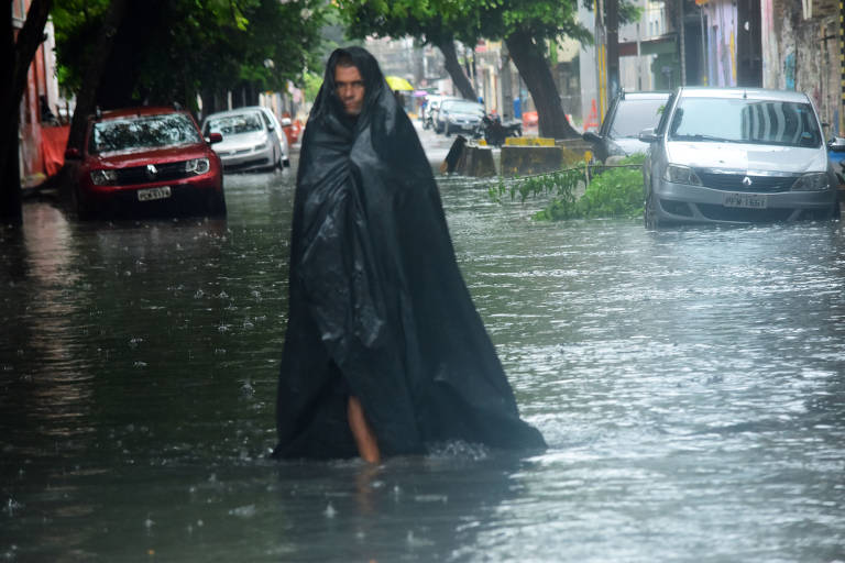 Fortes chuvas deixam vias alagadas no Recife