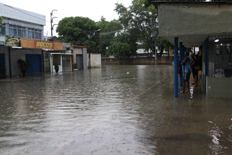 Zona Oeste de Recife (PE) fica alagada após fortes chuvas que castigam a capital pernambucana neste sábado (28)