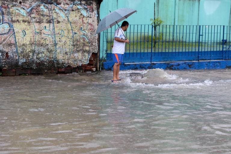 Alagamento em via da zona oeste de Recife; A Agência Pernambucana de Águas e Clima previu chuvas de intensidade forte para todo o fim de semana