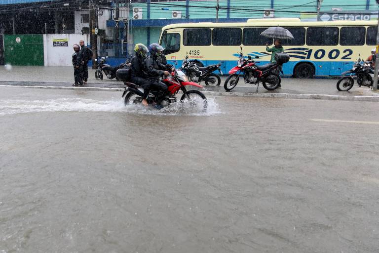 Chuvas castigam a capital pernambucana neste sábado (28)