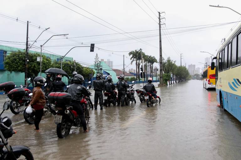 A Agência Pernambucana de Águas e Clima emitiu um alerta vermelho prevendo chuvas de intensidade forte para todo o fim de semana