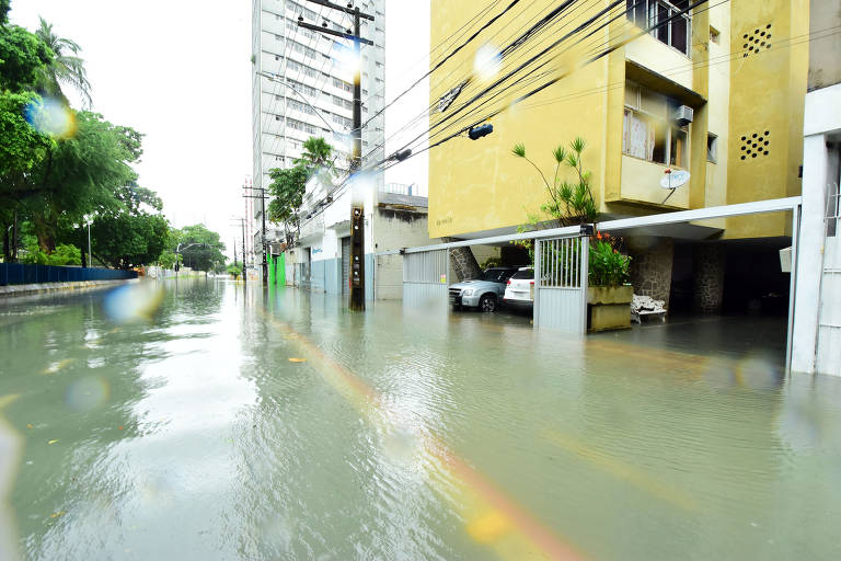 Chuvas causam mortes e alagamentos na Grande Recife