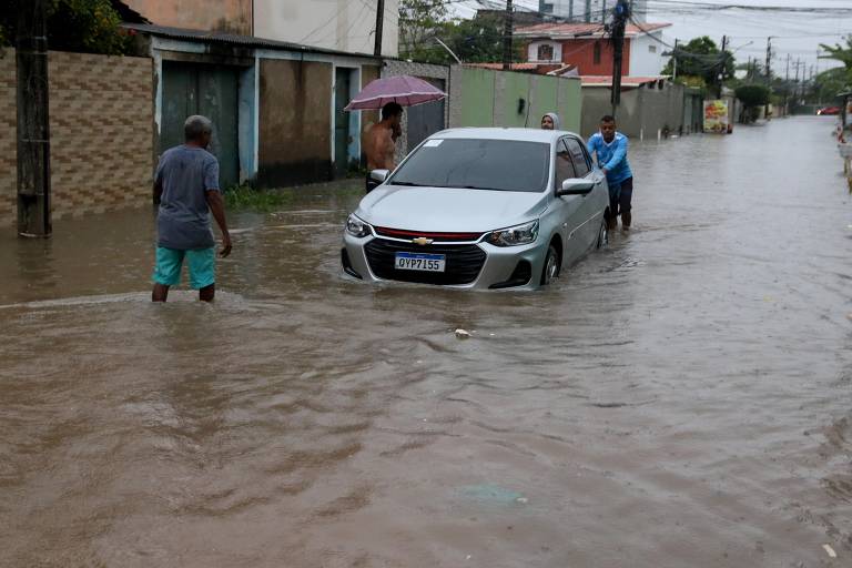 Alagamento causado pelas fortes chuvas que atingem Recife