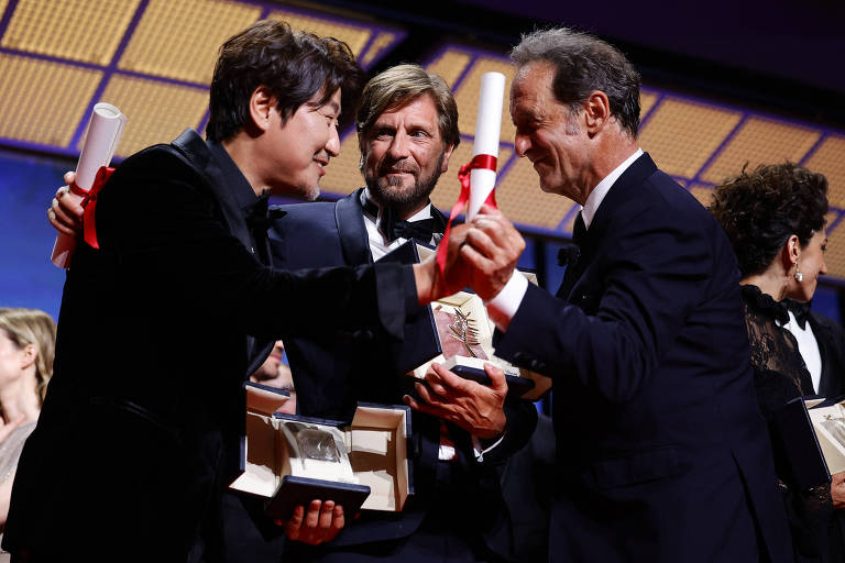 Song Kang-ho (à esq.), que venceu o prêmio de melhor ator em Cannes por 'Broker', Ruben Ostlund (centro), diretor do filme ganhador da Palma de Ouro, 'Triangle of Sadness', e Vincent Lindon, presidente do júri do festival