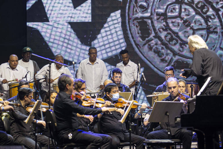 O maestro João Carlos Martins rege orquestra com integrantes da escola de samba Vai-Vai no Palco Freguesia do Ó
