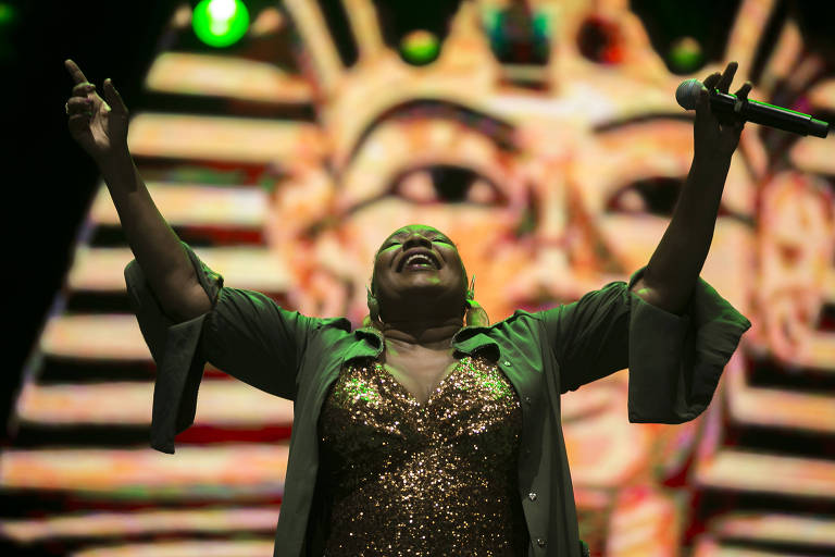 Margareth Menezes brada contra feminicídio e exalta samba-reggae na Virada Cultural