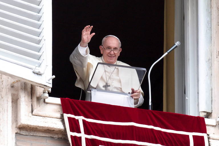 O papa Francisco acena de sua janela no Vaticano