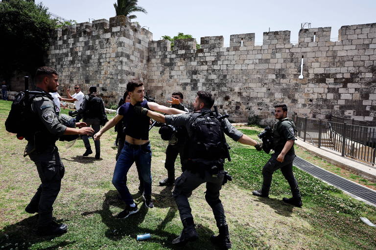 Policiais de Israel detêm manifestante palestino próximo ao Portnao de Damasco, na Cidade Velha de Jerusalém