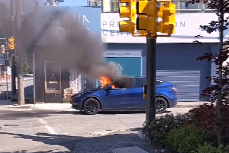 Carro da Tesla pega fogo, e motorista quebra vidro para conseguir sair; veja vídeo
