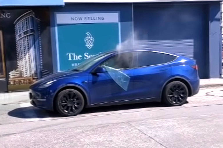 Carro da Tesla pega fogo, e motorista quebra vidro para sair