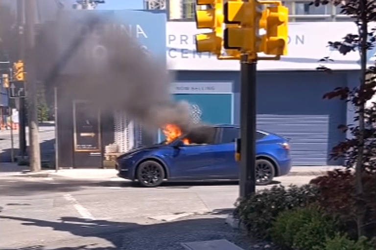 Carro da Tesla pega fogo e motorista quebra vidro para sair