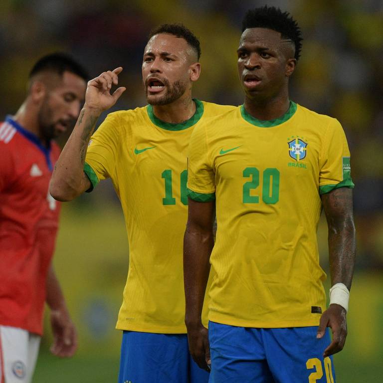 Neymar, que usa a camisa 10, gesticula com a mão direita ao lado de Vinicius Junior, que veste a camisa 20, em jogo do Brasil contra o Chile, no Maracanã, pelas Eliminatórias da Copa do Mundo do Qatar