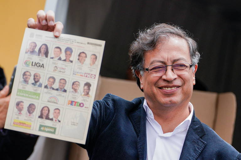 Gustavo Petro, candidato à Presidência da Colômbia, mostra cédula de votação no primeiro turno da eleição, em Bogotá