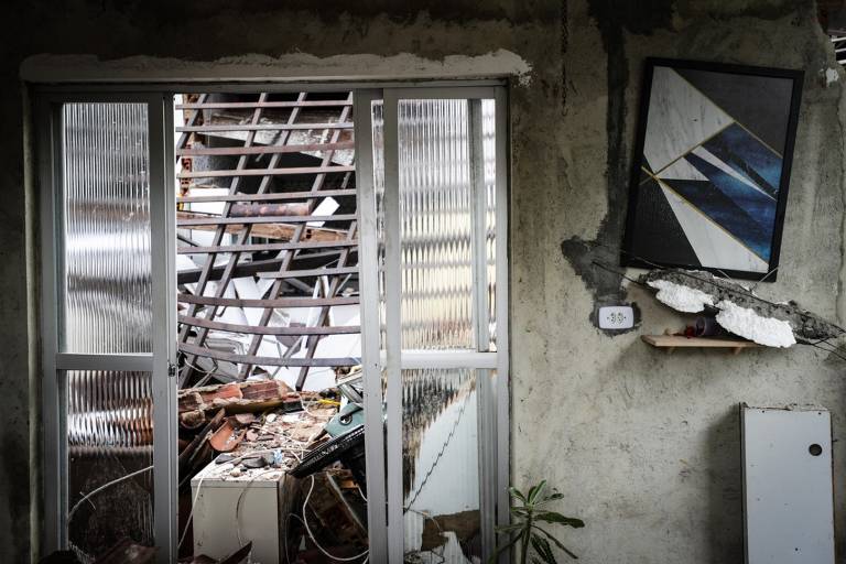 Estragos em imóvel em decorrência das chuvas dos últimos dias no Recife