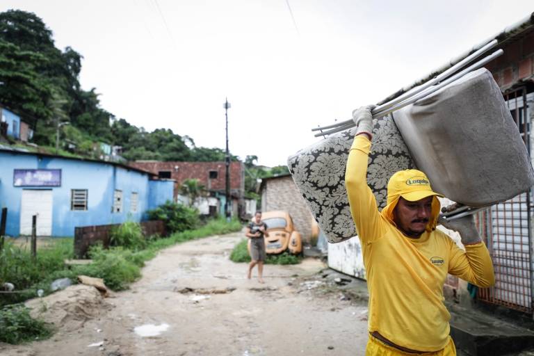 Integrante da força-tarefa montada no Recife resgata cadeira de área de risco
