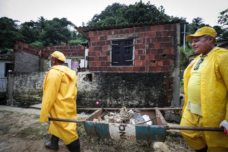 Integrantes da força-tarefa montada devido às chuvas no Recife recolhem lixo neste domingo