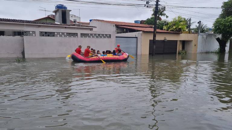 Bombeiros atuam em resgate de pessoas em áreas alagadas do Grande Recife