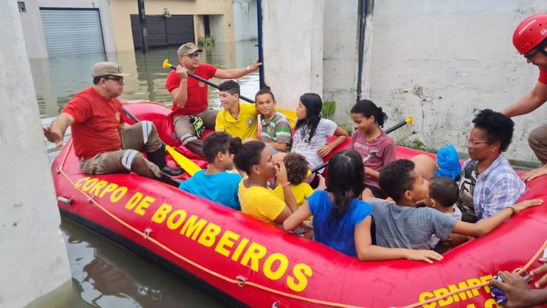 Fortes chuvas deixam mortos e desabrigados no Grande Recife