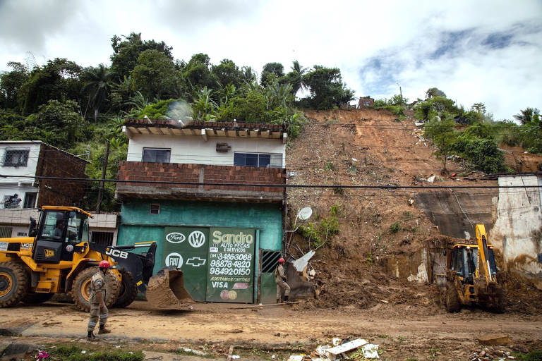 Buscas por desaparecidos em Jardim Monteverde, na divisa entre Recife e Jaboatão dos Guararapes, neste domingo