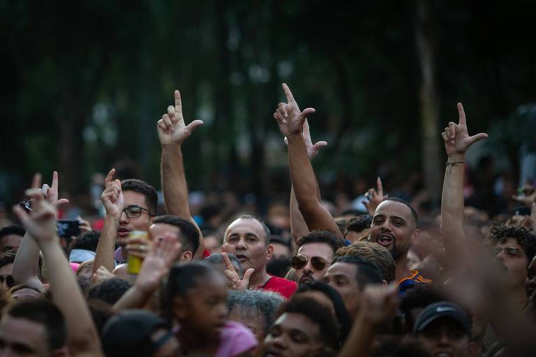 Durante show de Ludmilla na Freguesia do Ó, público gritou 'fora, Bolsonaro' e fez o 'L' de Lula com as mãos a pedido da cantora