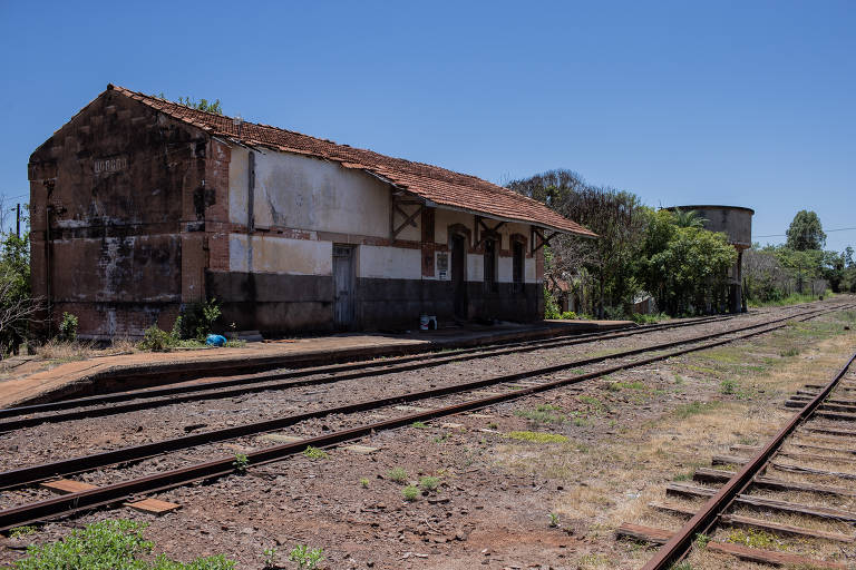 Estação em Campo Grande está fechada e sofre com ação do tempo