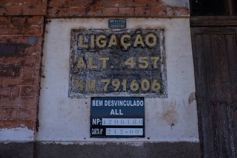 Estação em Campo Grande está fechada e sofre com ação do tempo