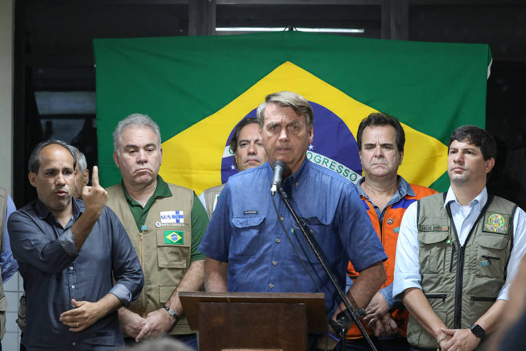 Jair Bolsonaro (PL) durante entrevista a jornalistas em Recife (PE)