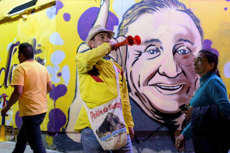 Apoiador do candidato à Presidência da Colômbia Rodolfo Hernández celebra passagem ao segundo turno em Bogotá