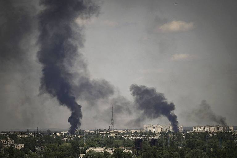 Fumaça sobe em pontos de Severodonetsk, cidade sob intenso fogo russo no Donbass