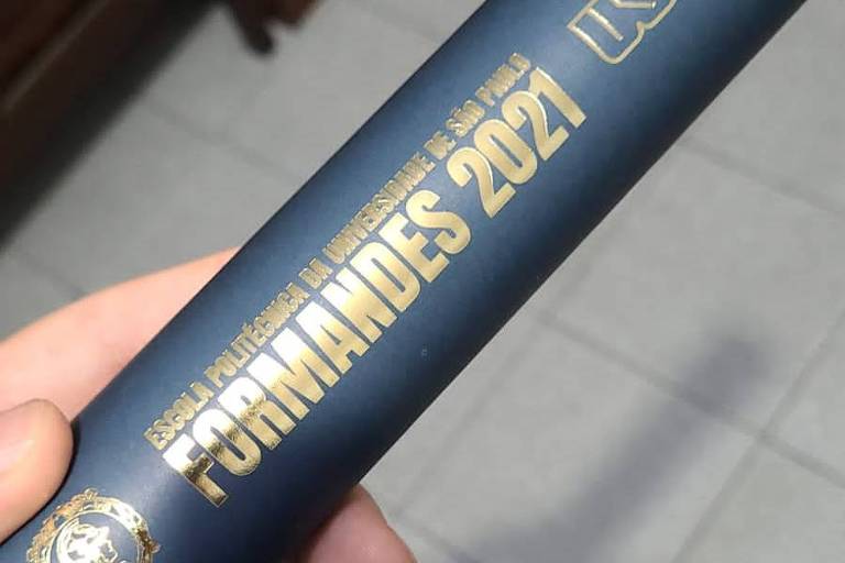 imagem mostra tubo de diploma com os dizeres "formandes 2021"