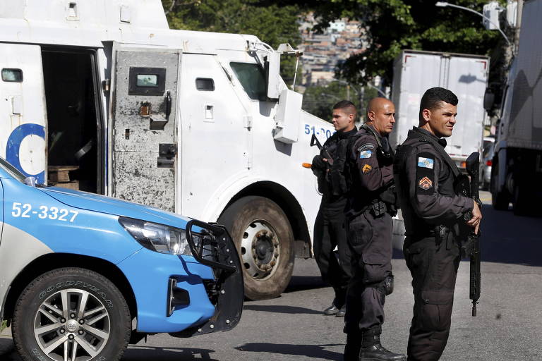 Movimentação dos policiais no entorno da comunidade no dia seguinte da operação do Bope, da PF e da PRF na Vila Cruzeiro