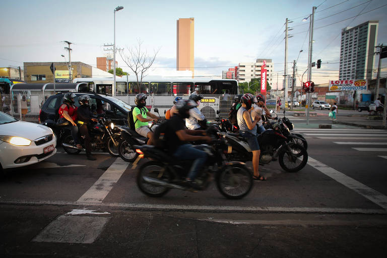 Área para motociclistas aguardarem à frente de carros a abertura do semáforo na avenida Bezerra de Menezes, em Fortaleza
