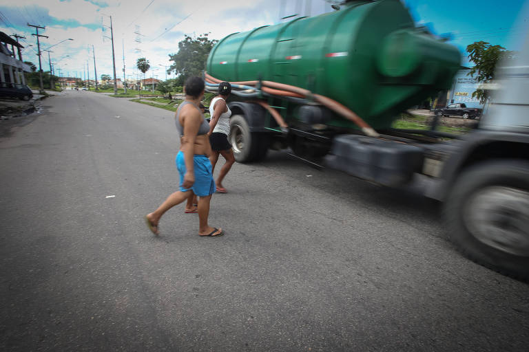 Pedestres atravessam avenida Presidente Costa e Silva, na região do bairro Jangurussu, em Fortaleza