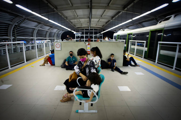 Passageiros em plataforma da Estação Parangaba, no bairro Parangaba, da linha de VLT em Fortaleza