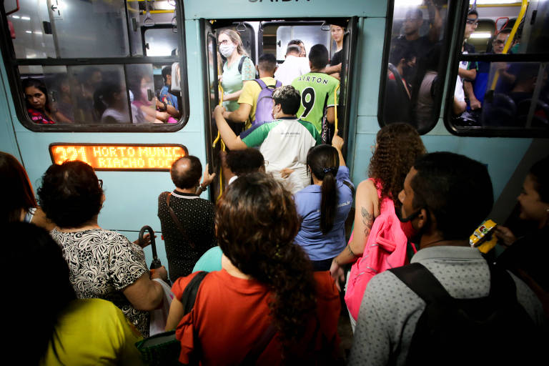 Passageiros embarcam em ônibus no Terminal da Parangaba, em Fortaleza