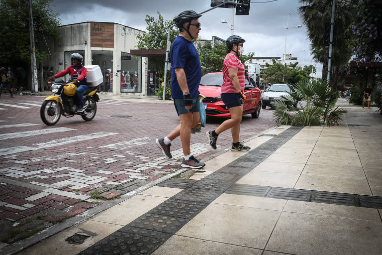 Rua Monsenhor Tabosa, em Fortaleza, que tem pavimentação com tijolos travados, travessia de pedestres em nível e estacionamento em 45°; medidas são relacionadas à redução de velocidade do tráfego de carros