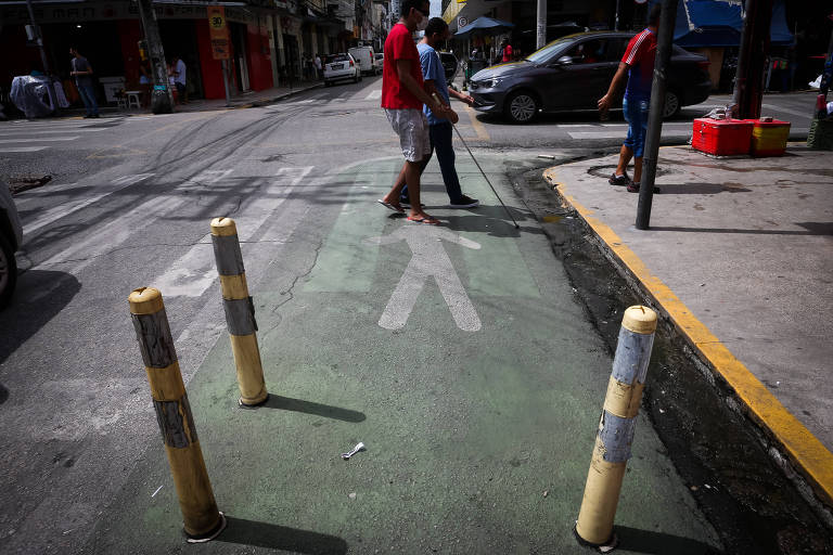 Esquina das ruas São Paulo e General Sampaio, em Fortaleza, com marcação de espaço para pedestres